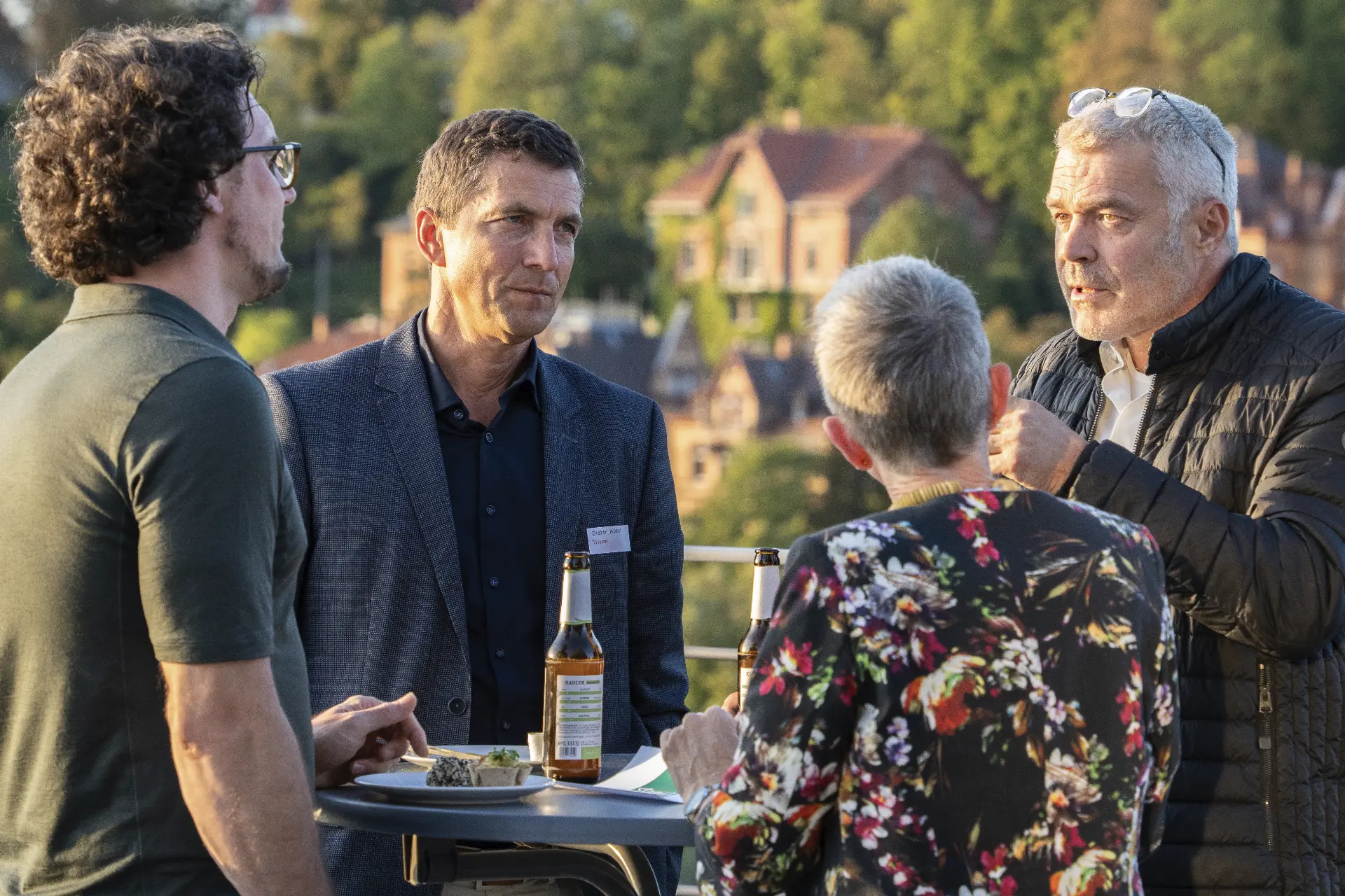 Gäste im Gespräch auf der Dachterrasse der SKYBAR